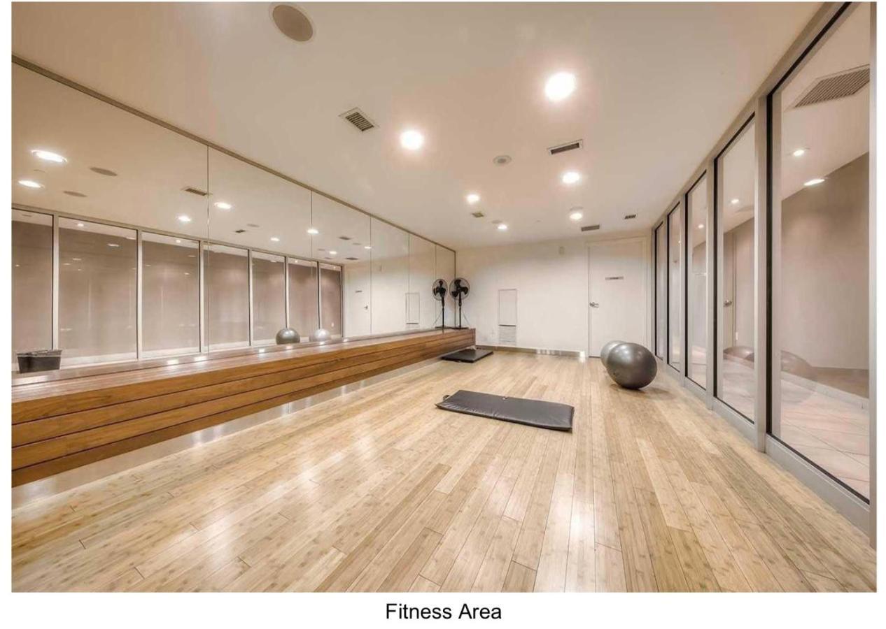 Three Br Condo Step To Cn Tower Rogers Center With Free Parking Toronto Extérieur photo